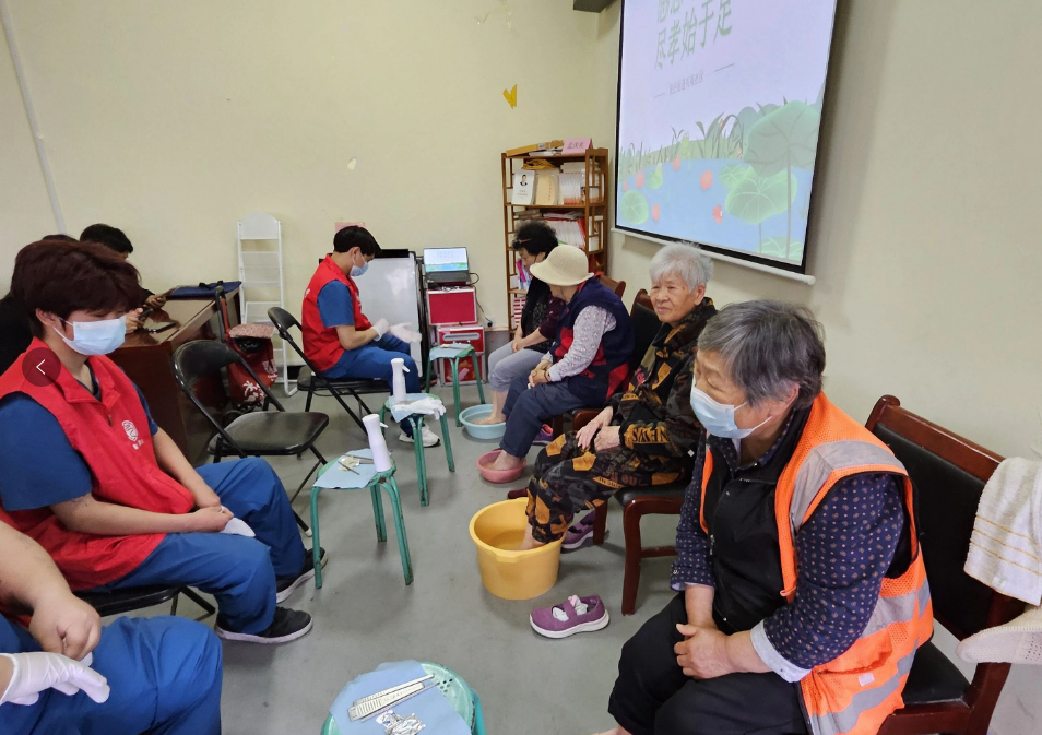 传递温暖献孝心，匠心惠民在泉山一一母亲节，徐州匠心修脚走进湖滨社区开展公益活动
